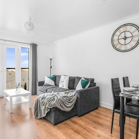 Onsitestays - Cosy 2-Bedroom Apartment With Free Parking, Wi-Fi & London Links Northfleet ภายนอก รูปภาพ